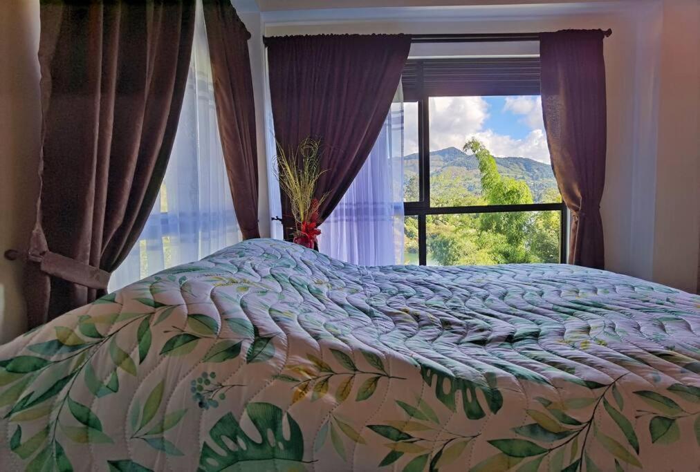 Descanso Bajo La Piedra Del Penol Guatape Exterior photo