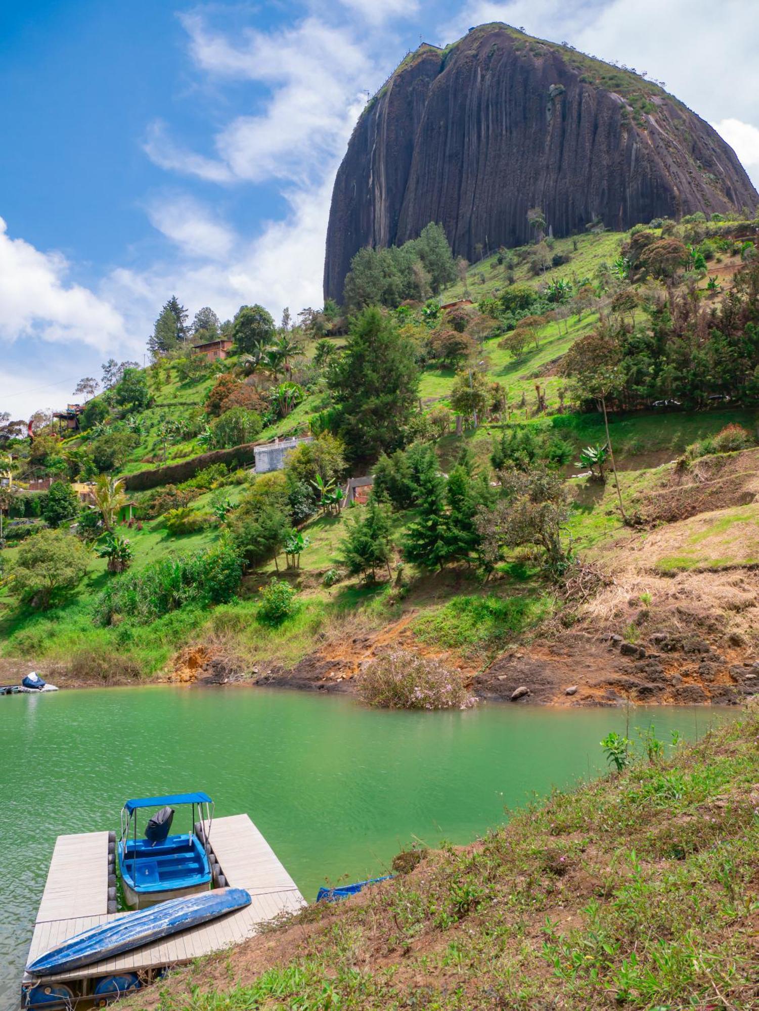 Descanso Bajo La Piedra Del Penol Guatape Exterior photo